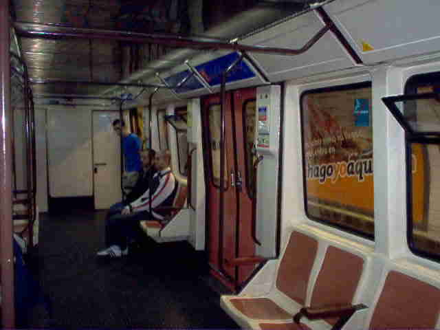 Interior de un vagon del metro de Madrid